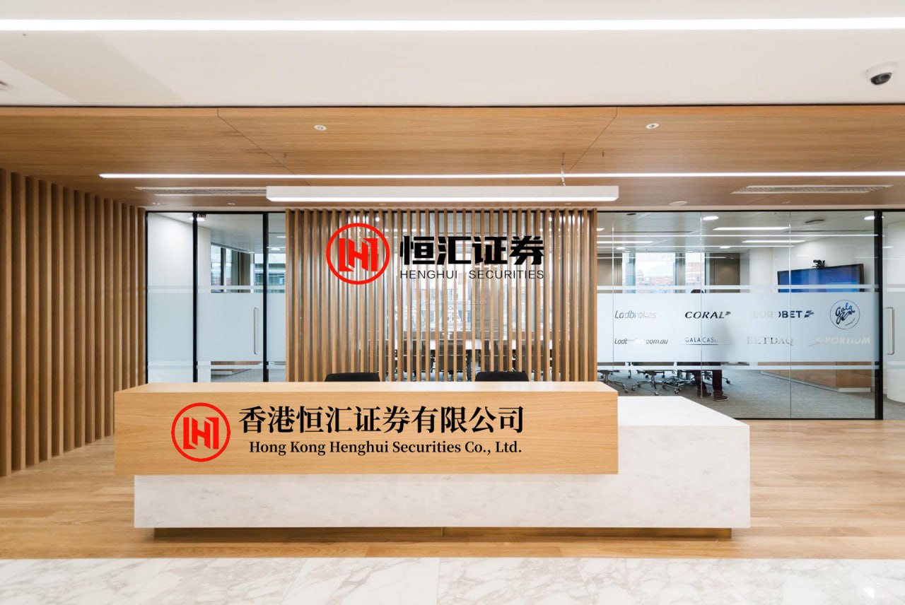 铁牛配资 秋天穿男友风衬衫，别再穿得邋遢臃肿！选款搭配全攻略